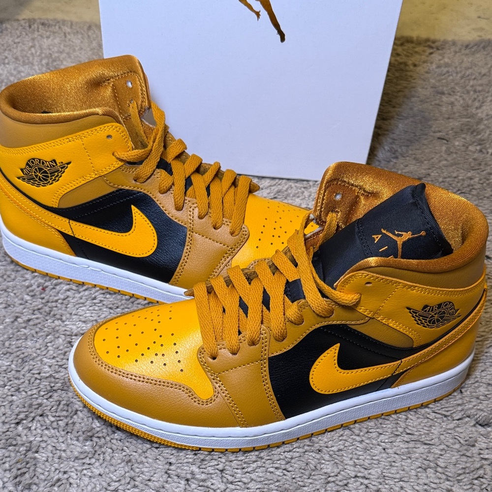 Jordan Women's Yellow and Black Sneakers